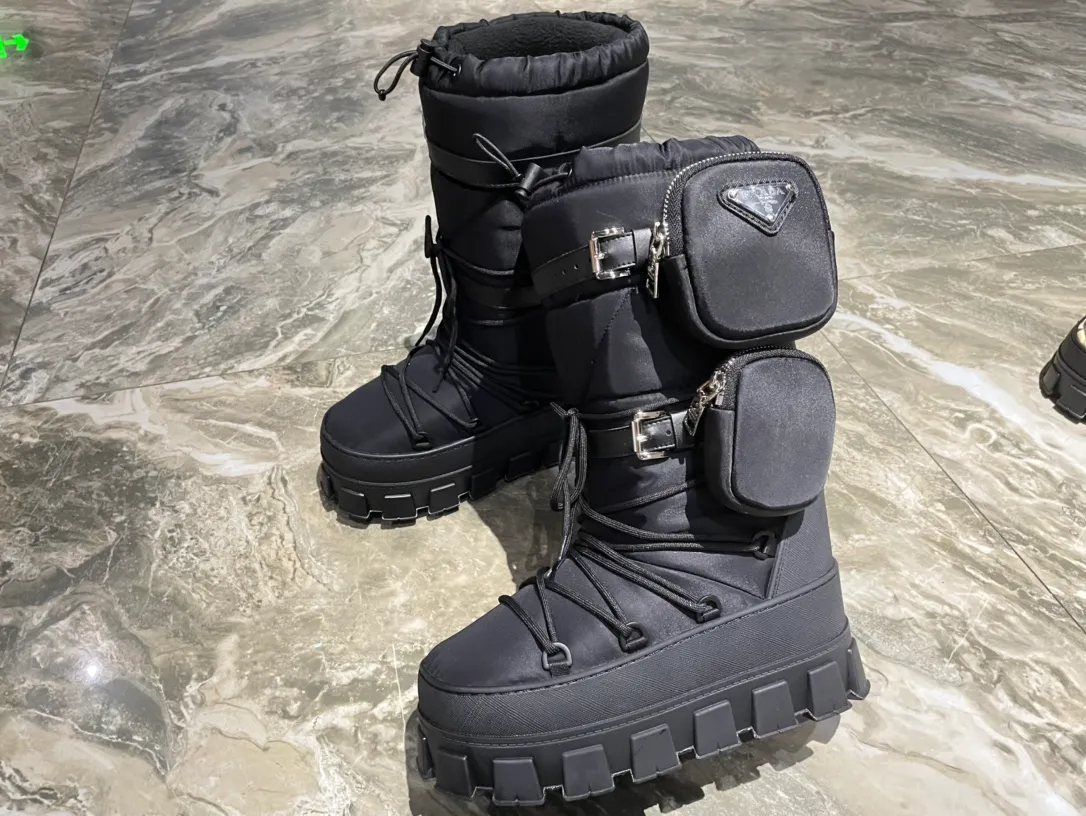 👟👟Ex-factory price 880👟👟 The highest version on the market, Prada's king style, snow boots, ski boots, fat and cute, so cute →_→ From the Prada limited series, unique. Shiny nylon Oblique upper with criss-cross straps for an ideal fit. The boots are made of technical fabric and have a short-cut version. They can be worn in the city or in the mountains. They make the calves slimmer, taller, warmer and have a concave shape. The boots and soles use the original waterproof effect. The size is 35-40. 41Customized